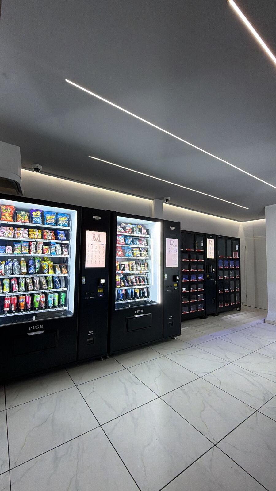 Innenraum des CM E-Kiosk mit beleuchteten Snack- und Getränkeautomaten
