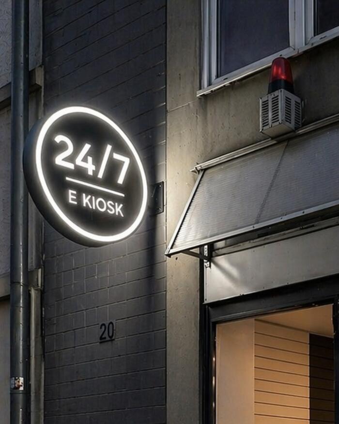 Leuchtschild 24/7 E-Kiosk an der Hauswand